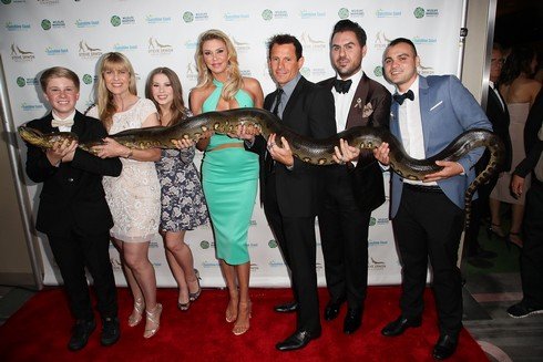 LOS ANGELES, CA - MAY 13: Robert Irwin, Terri Irwin, Bindi Irwin, Brandi Glanville, Donald 