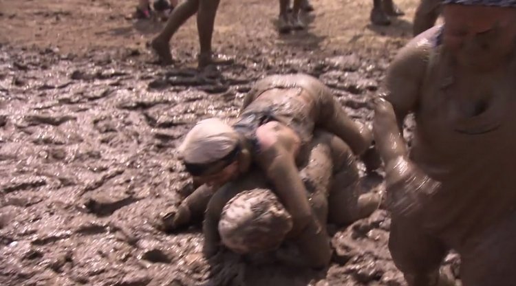 Jasmine-Sorge-Tackling-Mud-LWLA