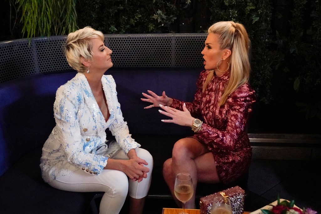 Dorinda Medley and Tinsley Mortimer sitting on a couch and talking on Season 12 of RHONY