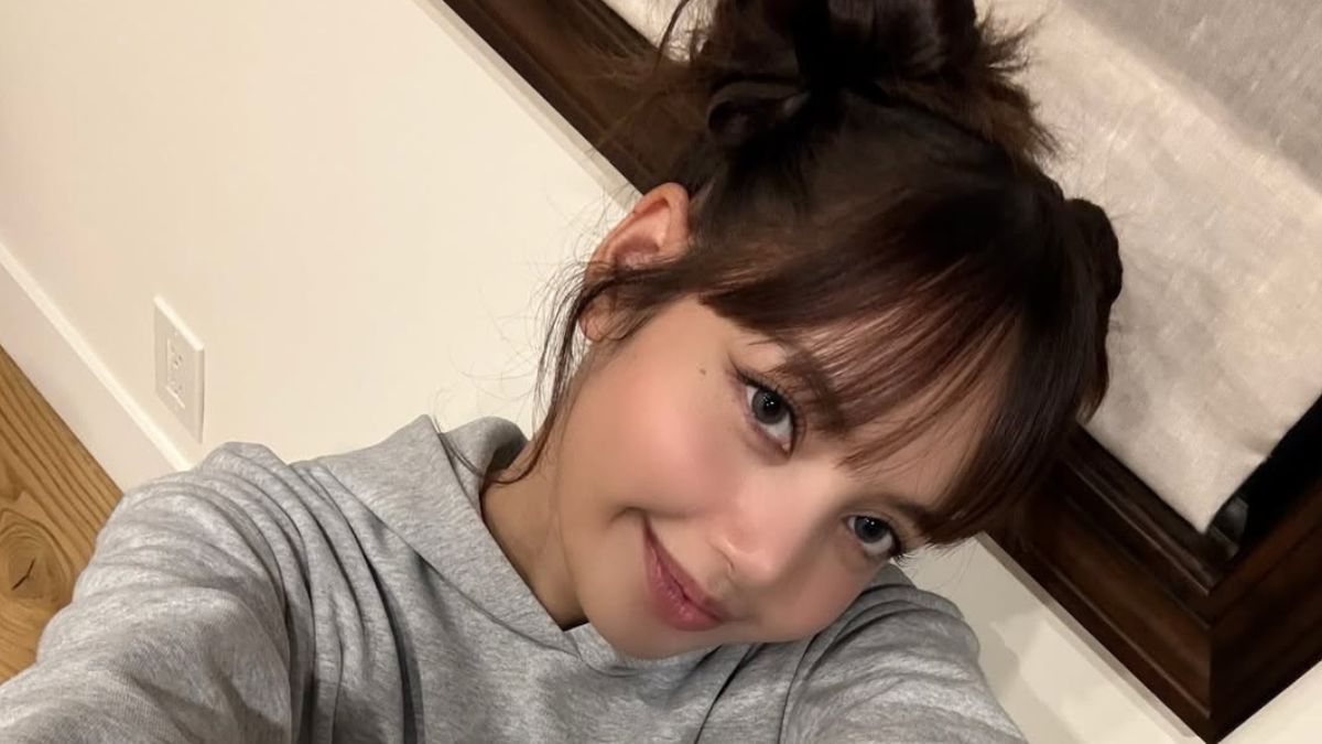 Blackpink's Lisa Puts on a Leggy Display as She Poses With a