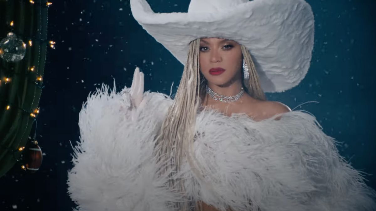 Beyoncé Looks Winter Ready in Furry Top & Coat for Christmas Halftime ...