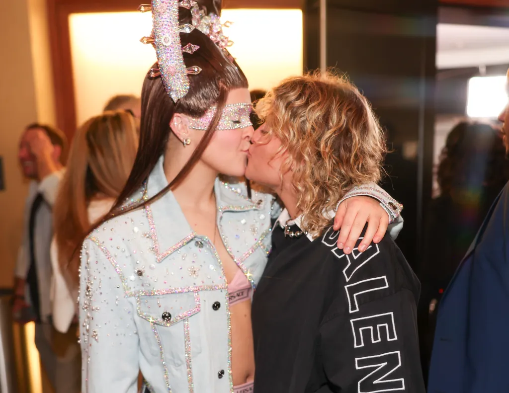 JoJo Siwa and Kath Ebbs kissing at the iHeartRadio Music Awards
