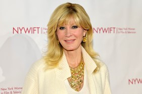 Sandra Lee in a white jacket posing on a red carpet