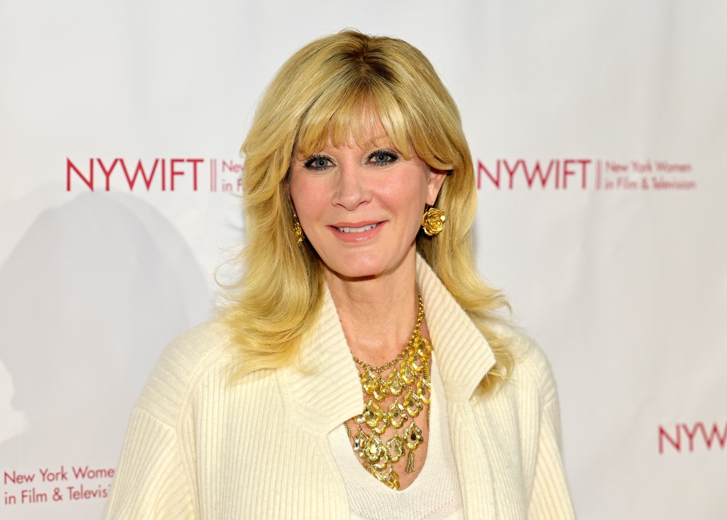 Sandra Lee in a white jacket posing on a red carpet