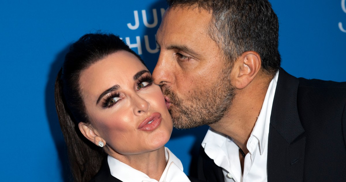 Mauricio Umansky’s Kissing Another New Mystery Woman: Details