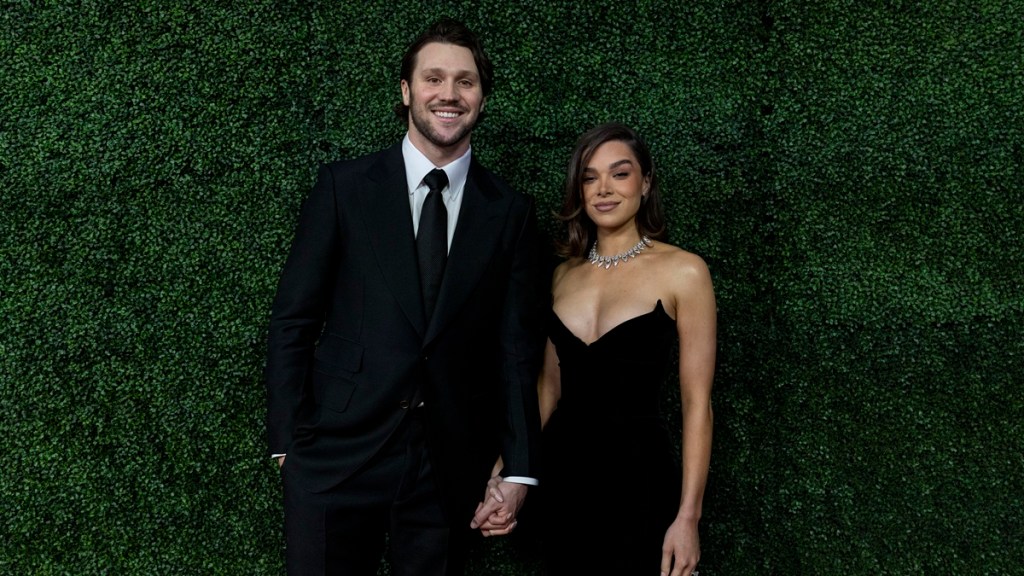 hailee steinfeld josh allen