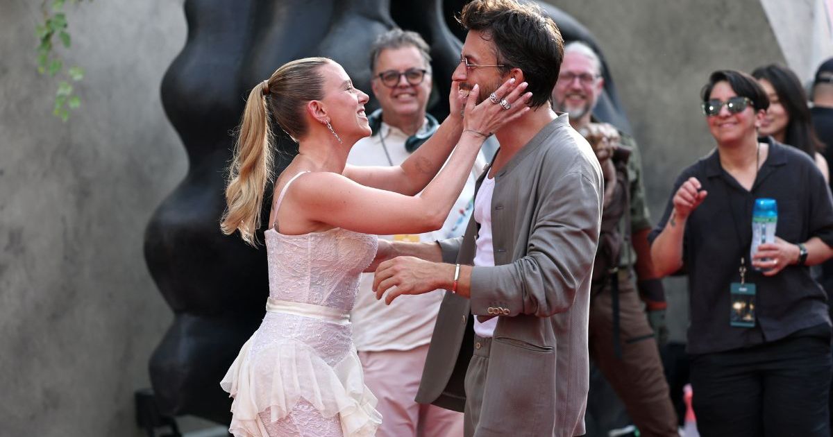 Scarlett Johansson & Jonathan Bailey Had Another Red Carpet Kissing Moment