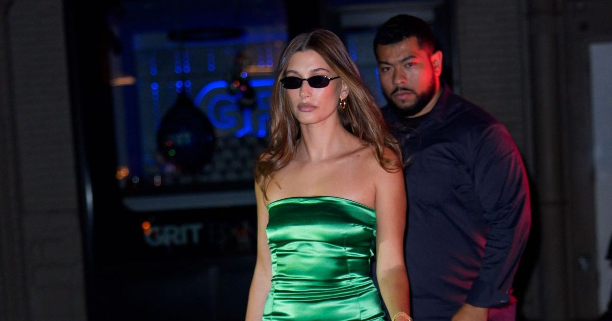 Hailey Bieber’s No Ring Showcase An ‘Exerted Effort,’ ‘Expert’ Claims