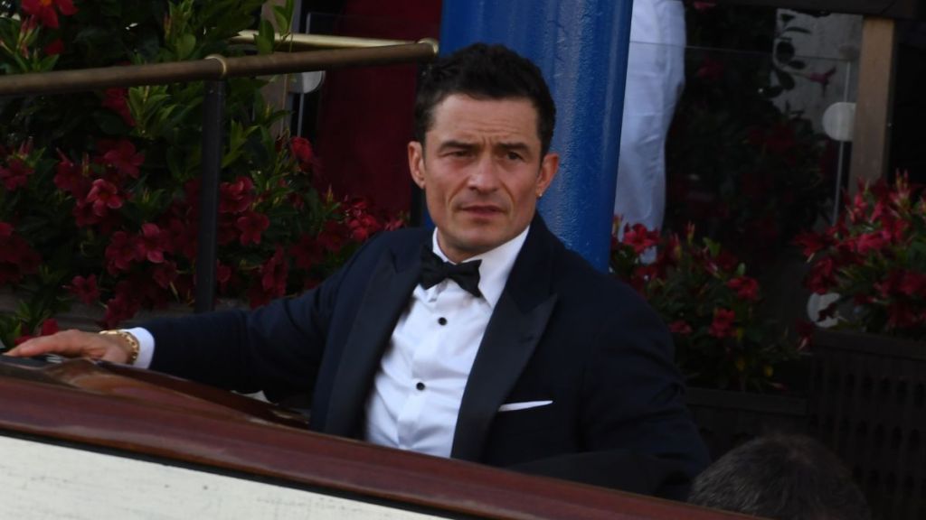 Orlando Bloom flirting