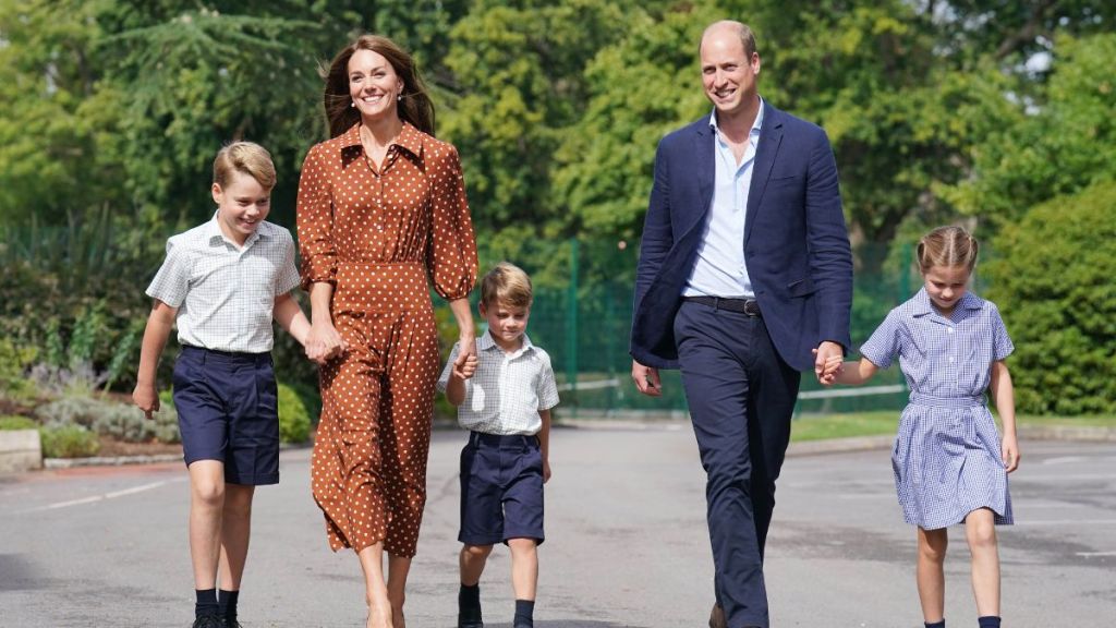 Prince George, Princess Charlotte and Prince Louis (C), accompanied by their parents the Prince William, Duke of Cambridge and Catherine, Duchess of Cambridge, arrive for a settling in afternoon at Lambrook School, near Ascot on September 7, 2022 in Bracknell, England.