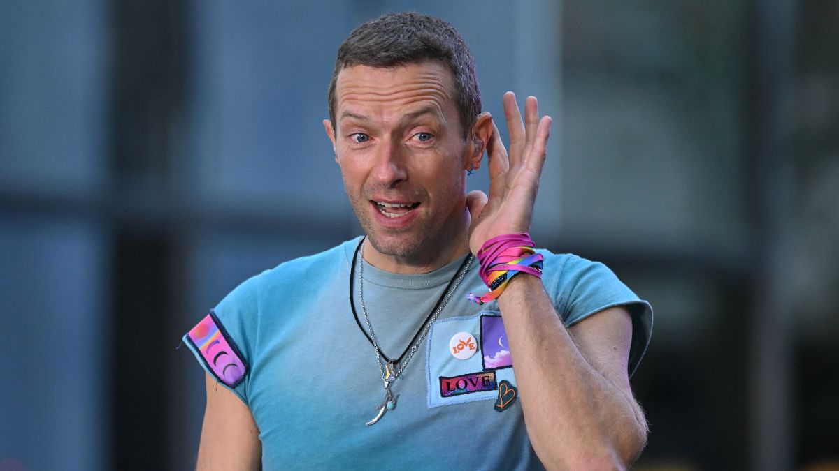 Chris Martin Issues Cheeky Kiss Cam Warning After Viral CEO Moment -  Reality Tea