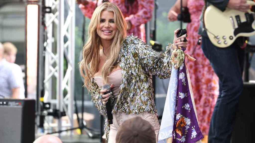 Jessica Simpson wardrobe malfunction