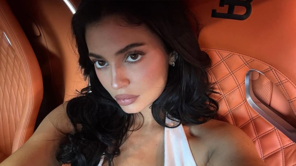 Kylie Jenner Makes a Simple Car Selfie Look Glam in Plunging Top