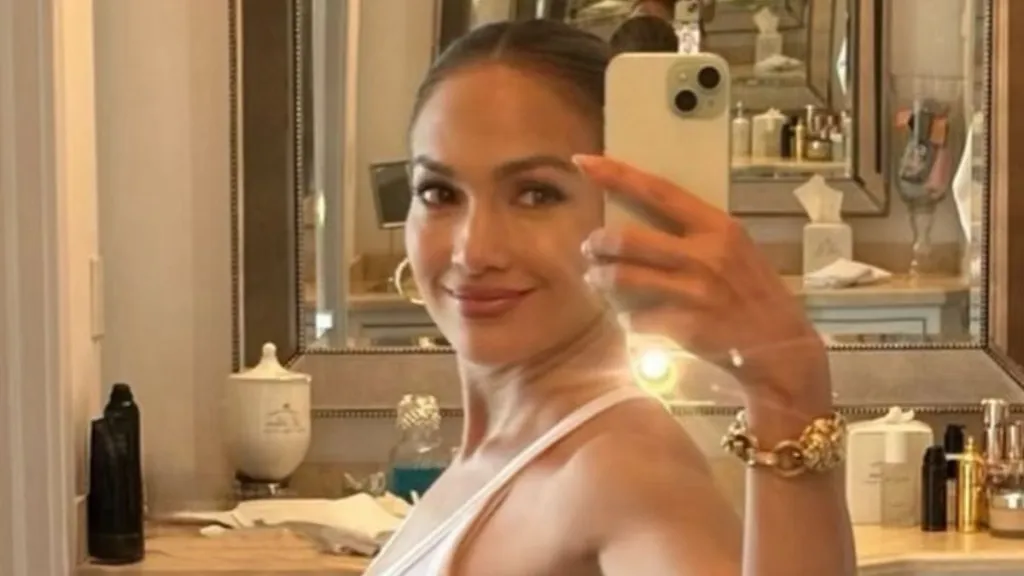 A security guard reportedly stopped Jennifer Lopez from trying to enter a Chanel store