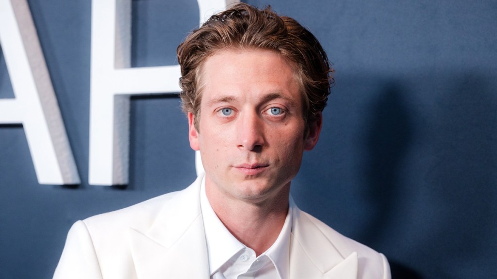 Jeremy Allen White Spotted Shirtless, Flaunting Body On Beach