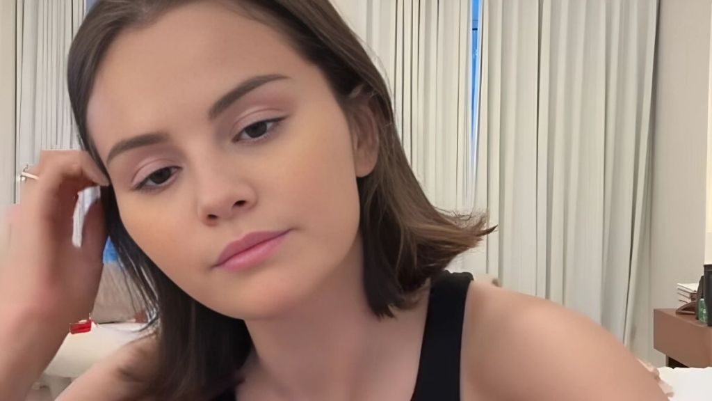 Selena Gomez Shows off Her Curves During Cabo Trip