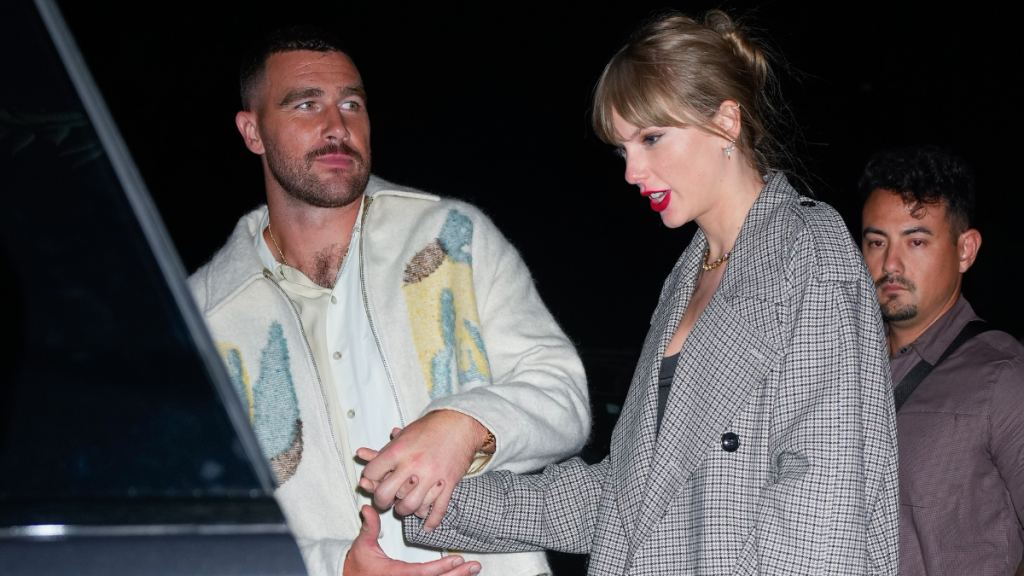 Taylor Swift Travis Kelce PDA