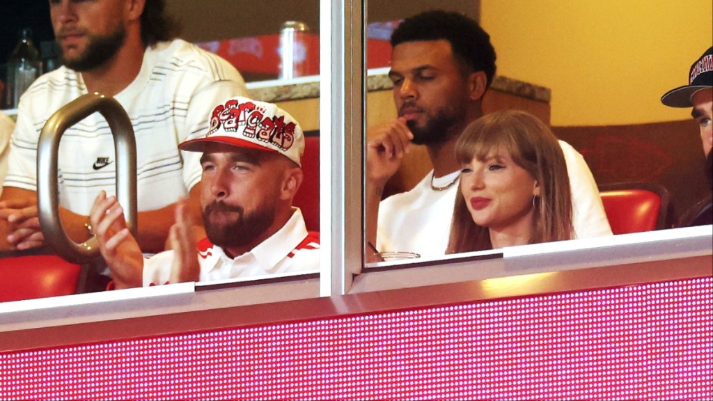 nfl game travis kelce taylor swift jumbotron