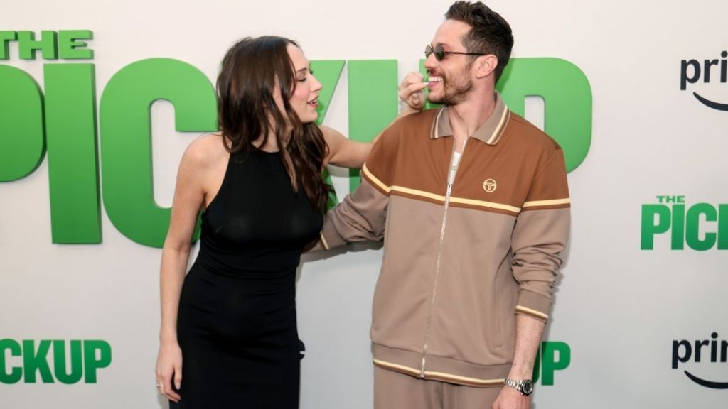 Pete Davidson Spotted Kissing Pregnant Elsie Lewitt in New Photo