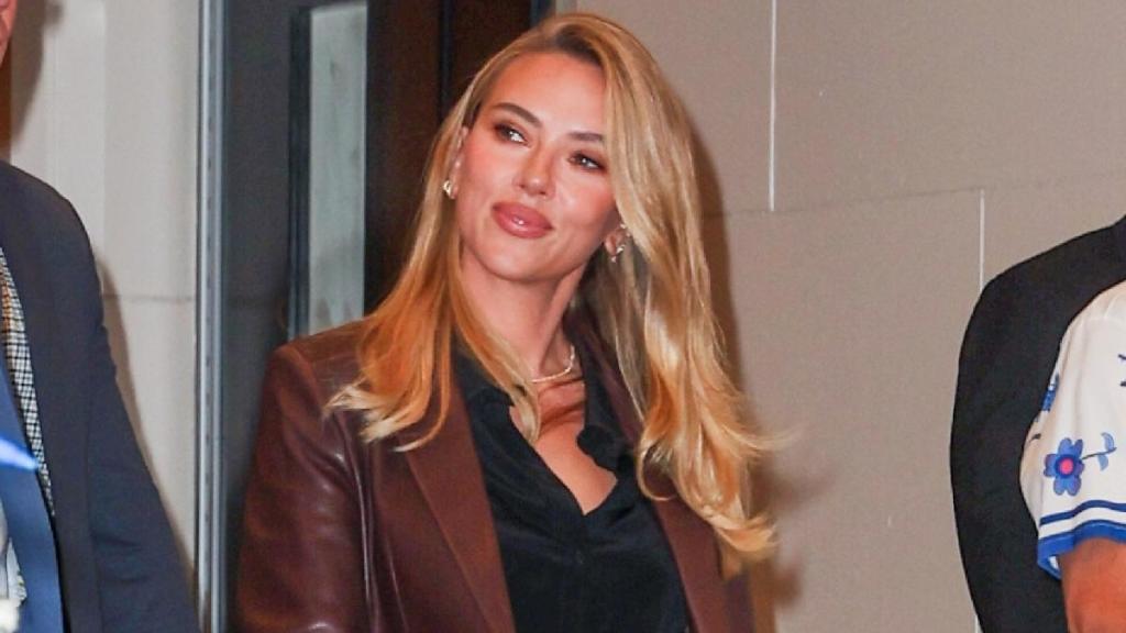 Scarlett Johansson’s Hair-Down Look Has Everyone in a Chokehold