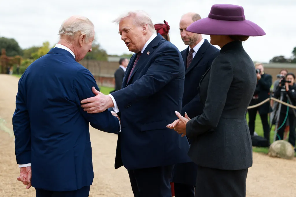 Donald Trump bow royal