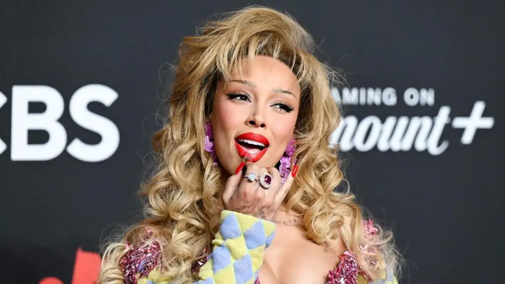 Doja Cat Eating Lipstick at VMAs Spark Strong Fan Reaction