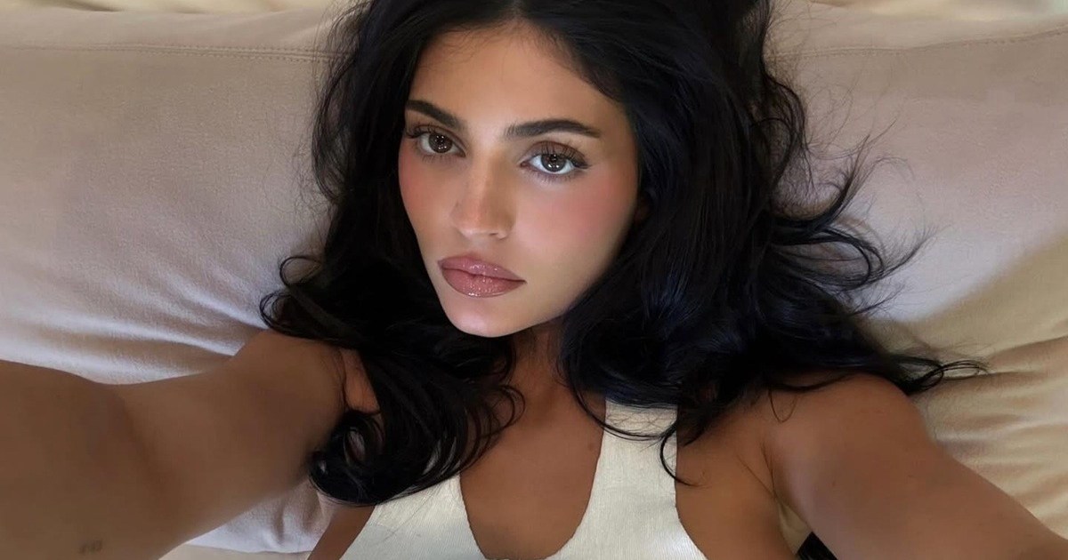 Kylie Jenner Highlights Her Tanned Abs in White Crop Top