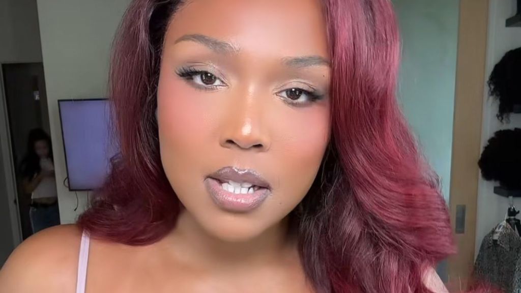 Lizzo Flaunts Her Curves Amid Weight Loss in Mini-Skirt