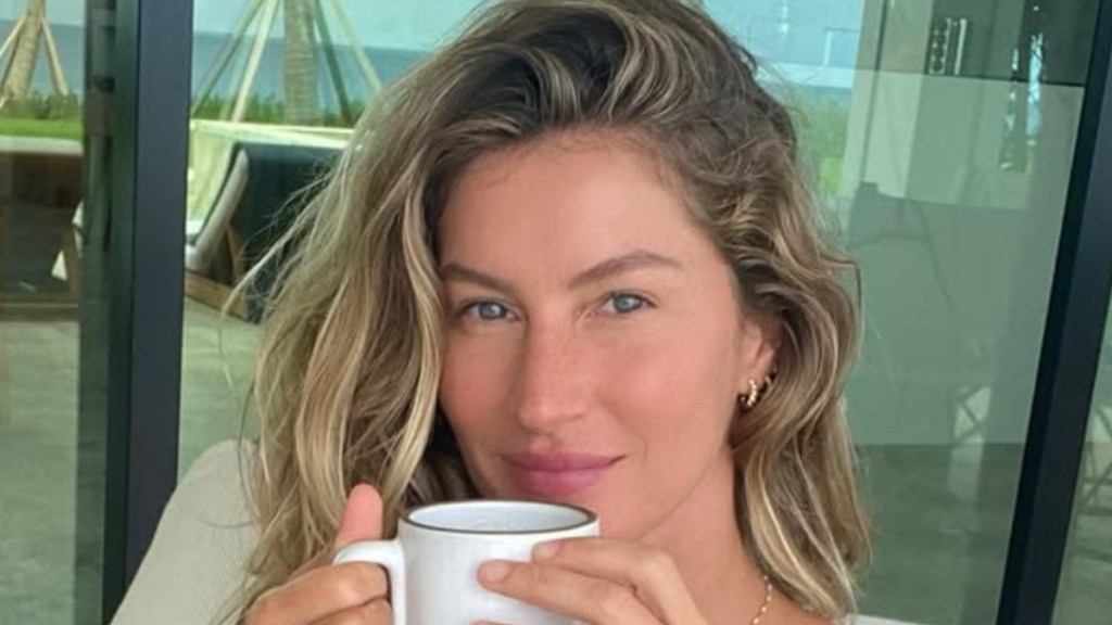 Gisele Bundchen & Ivanka Trump Twin in Black Bikinis During Yacht Hangout