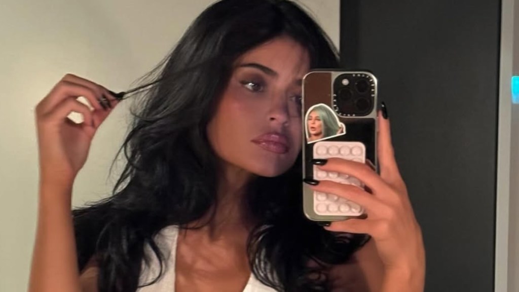 Kylie Jenner Turns Head in Bra Top & Pants on Instagram