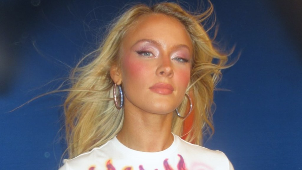 Zara Larsson Posing in Bathroom With Apple Has Fans Talking