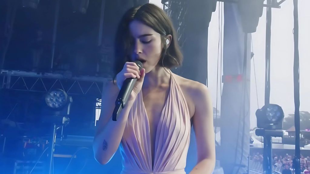 Internet Reacts to Gracie Abrams Highlighting Her Abs in Mini Shorts
