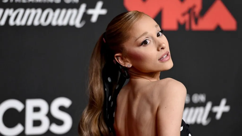 Ariana Grande & Tate McRae Share a Cheek Kiss at VMAs