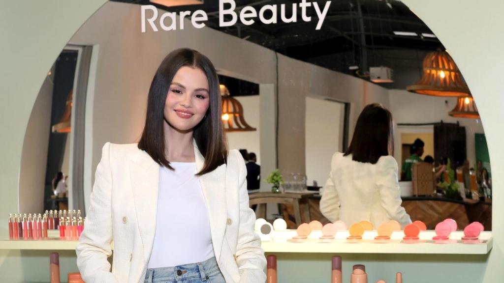 Selena Gomez Wears Racy Black Shorts While Soaking up the Sun