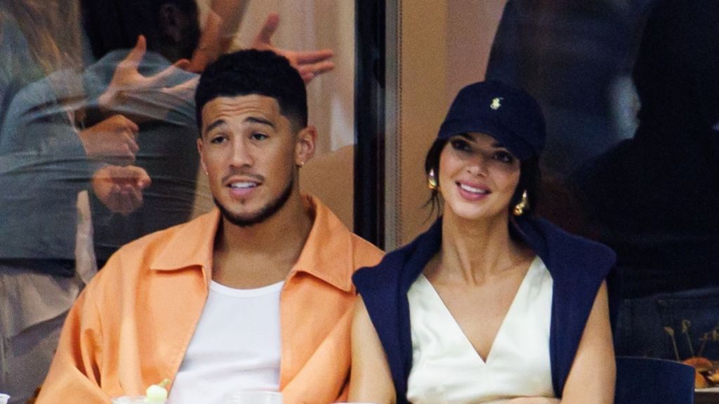 Kendall Jenner and boyfriend Devin Booker watch Carlos Alcaraz of Spain against Casper Ruud of Norway in the final of the men's singles at the USTA Billie Jean King National Tennis Center on September 11, 2022 in New York City