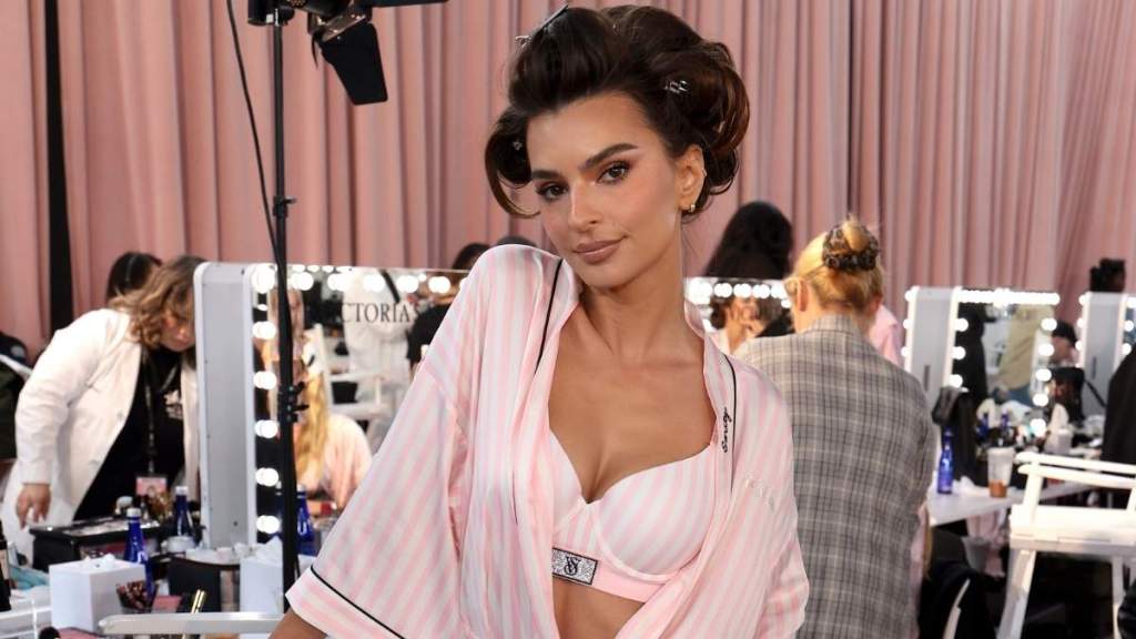 Emily Ratajkowski in Loungewear Photos Is So Stunning, You'll Stop Scrolling
