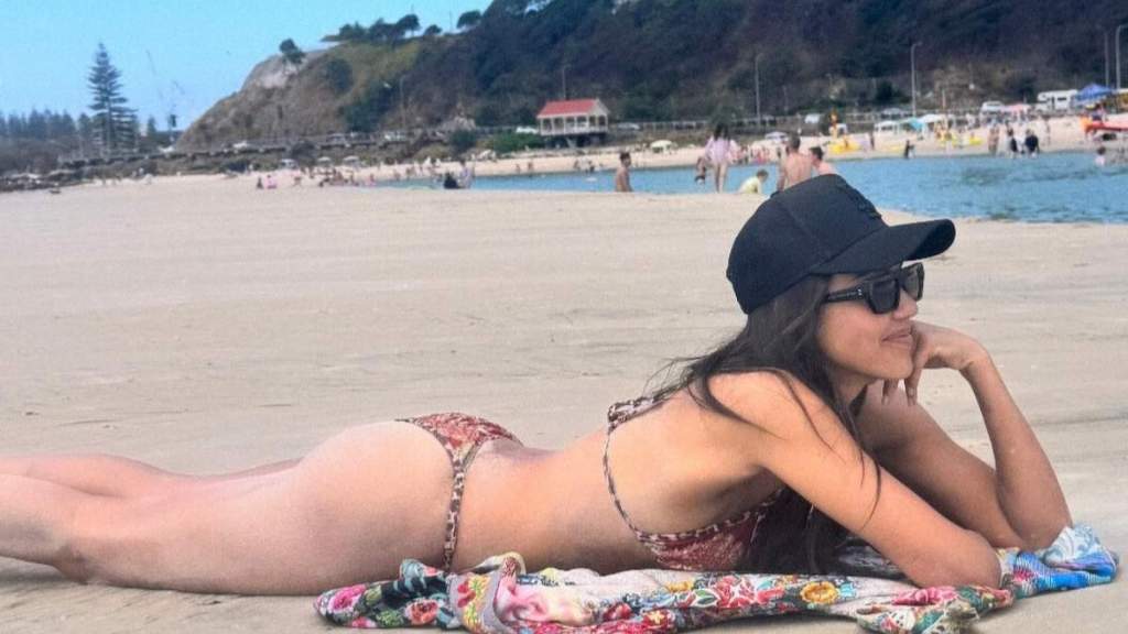 Bikini-Clad Jessica Alba Sunbathes in Beach Photos