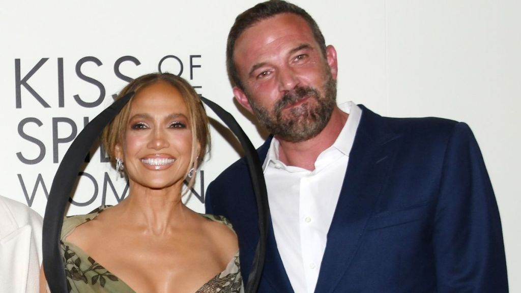 Jennifer Lopez Sticking to Professional Relationship With Ben Affleck, Source Claims