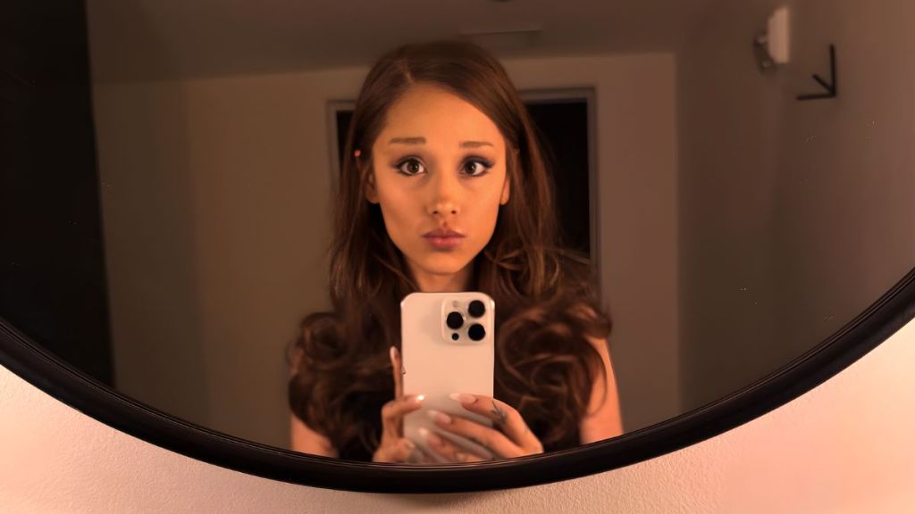 Ariana Grande Brings Back Brunette Hair: 'Obsessed'