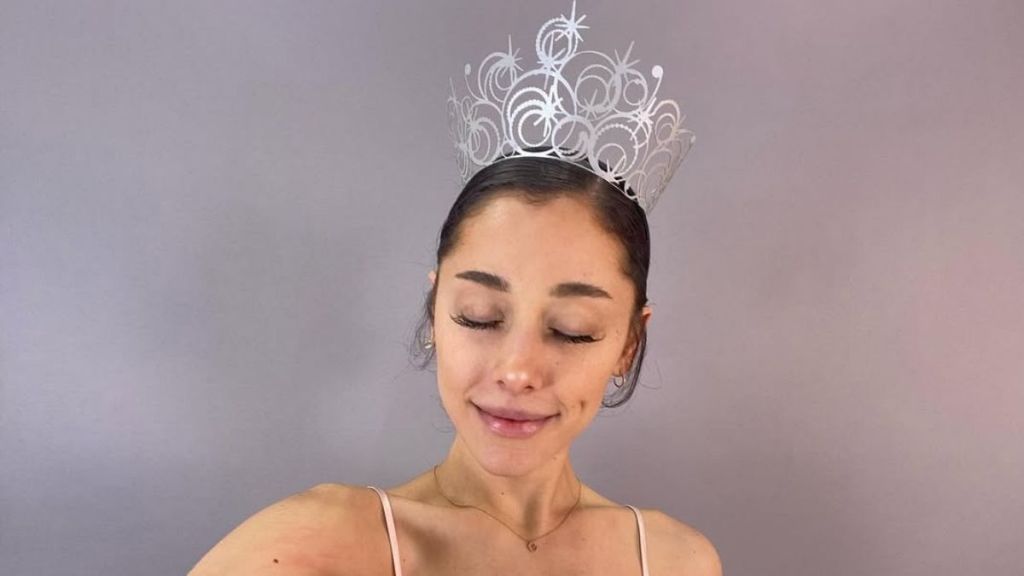 Ariana Grande's Reveals Dramatic Hair Transformation in Photo