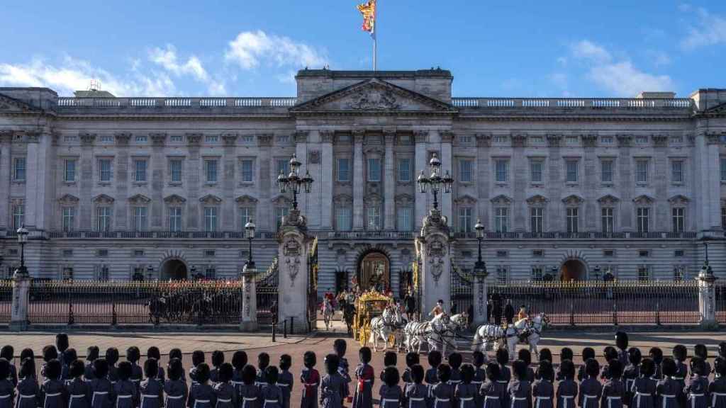 Royals Concerned After Buckingham Palace Secret Exposed, Says Source