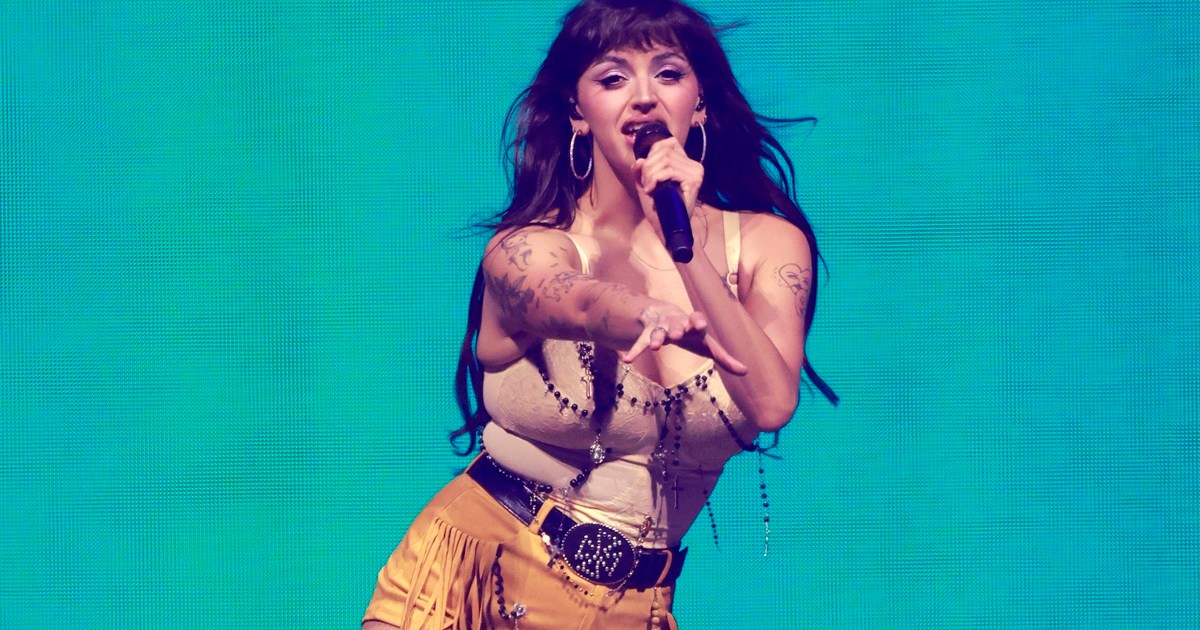 Video: Katy Perry’s ‘Sneaky Peeky’ Hawaiian Skirt Causes a Stir Online