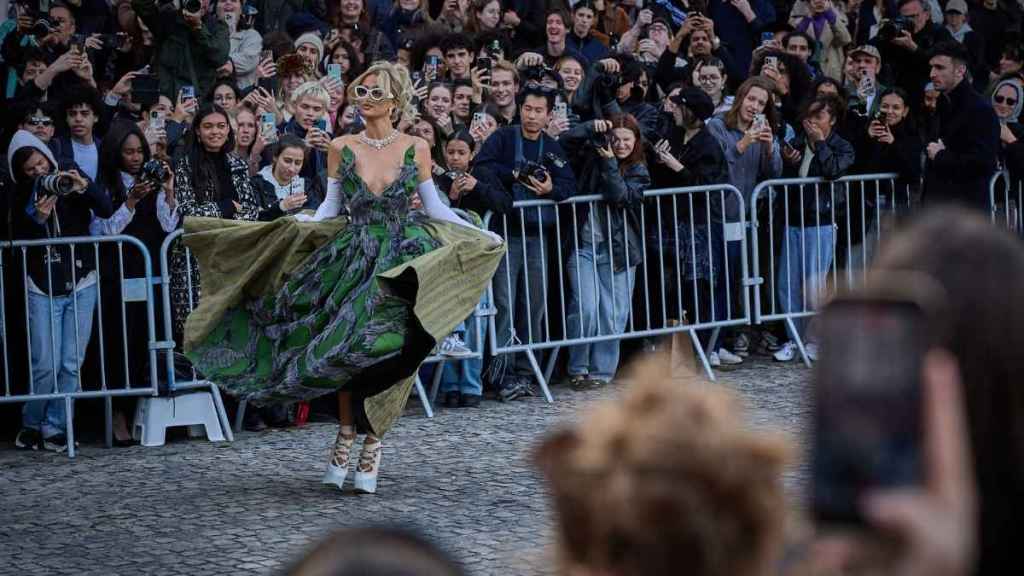 Photos: Paris Hilton Is a ‘Fairy in an Enchanted Forest’ in Feathered Gown Look