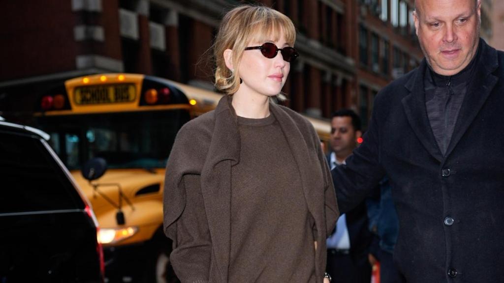Jennifer Lawrence Does Fall Fashion Right With Accessories