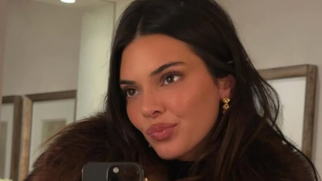 Kendall Jenner Highlighting Her Toned Abs in Green Top Will Make You Look Twice