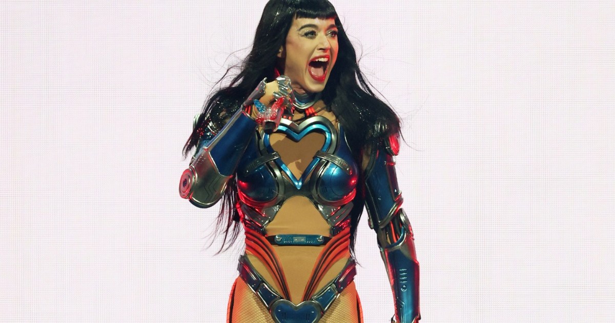 Katy Perry Turns Head in Mini-Skirt, Says ‘Lil Sneaky Peeky’