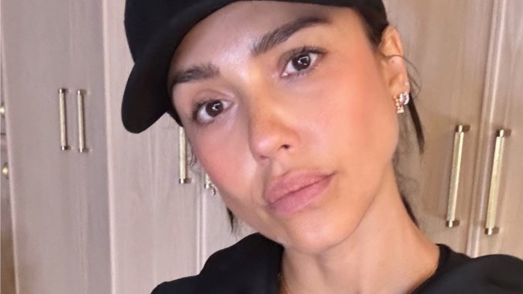 Jessica Alba Turns Heads in Mirror Selfie With Workout Attire