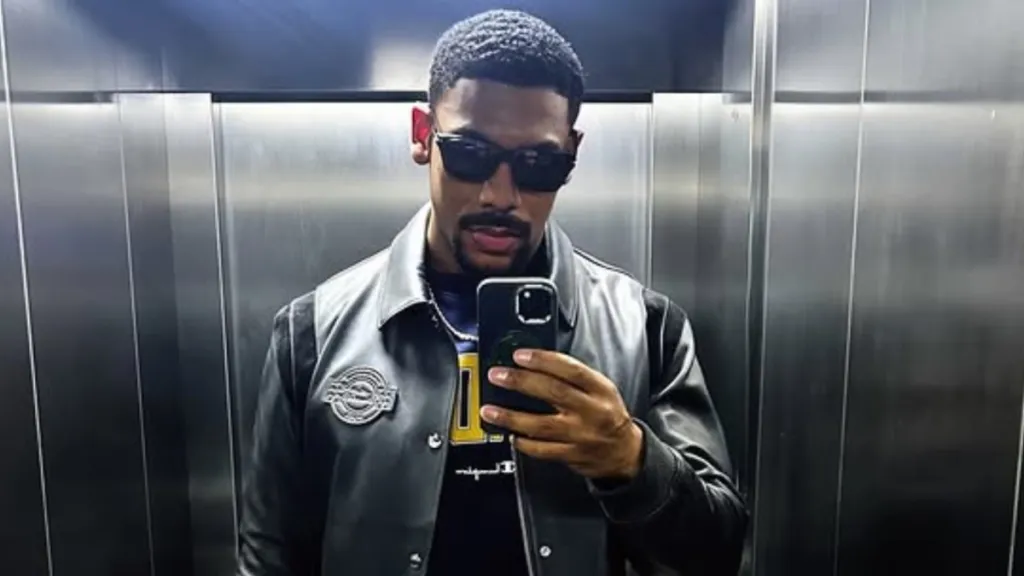 Aaron Pierre's Mirror Selfie With No Shirt Has Fans Talking