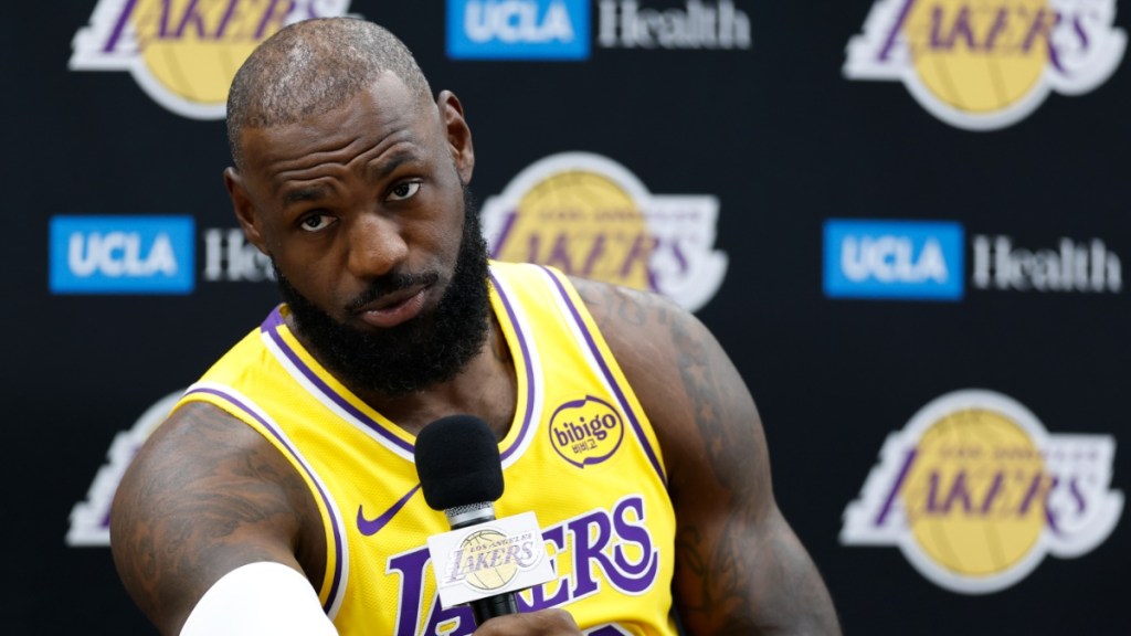 Lakers Fan Sues Lebron James For Misleading Ad