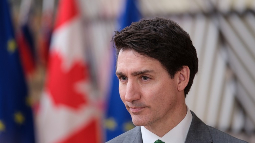Justin Trudeau's Friends Think Katy Perry 'Staged' Yacht Kiss Photos, Sources Say